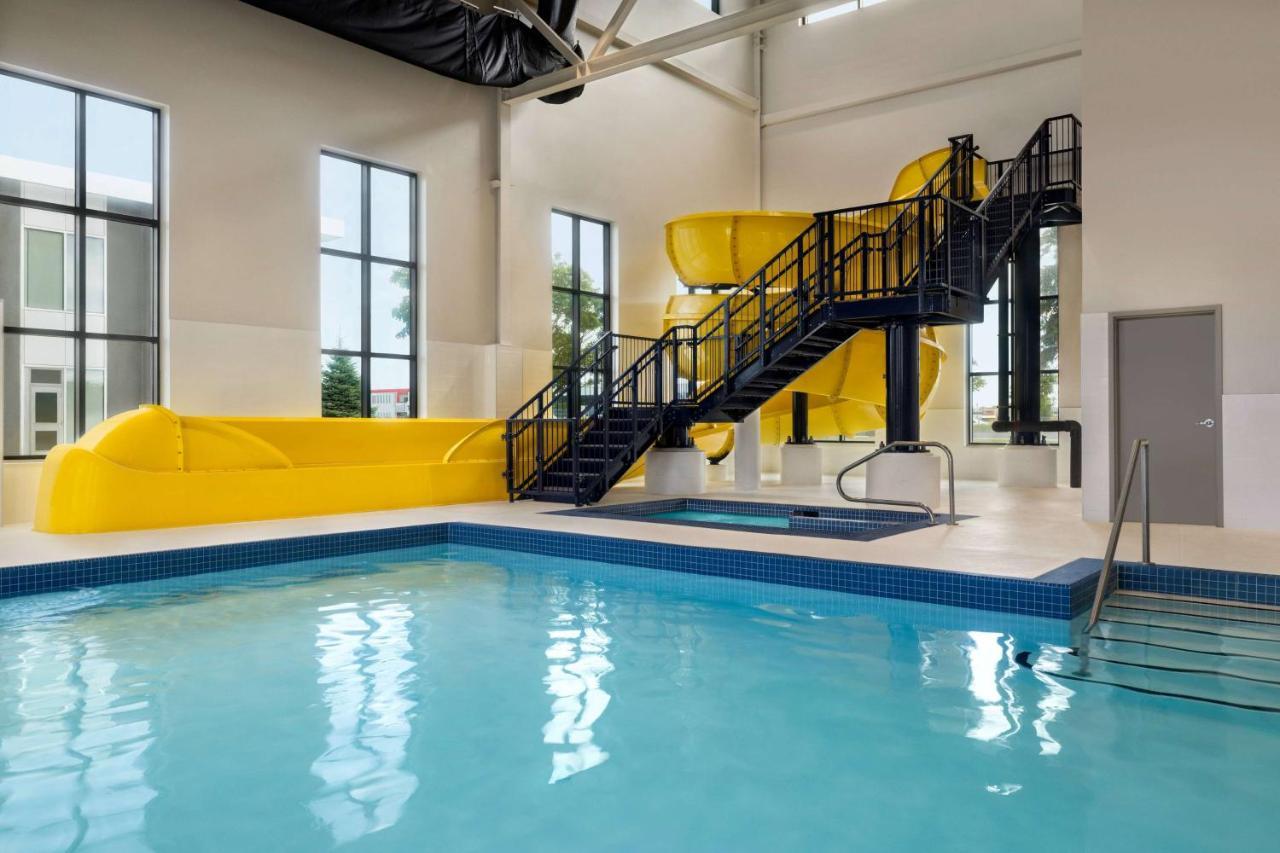 Microtel Inn & Suites Dorval Qc Bagian luar foto