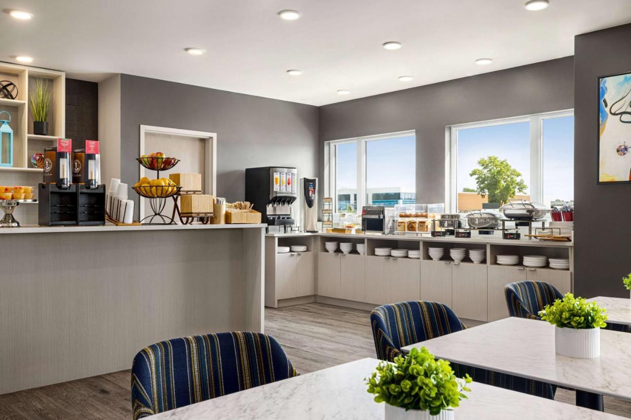 Microtel Inn & Suites Dorval Qc Bagian luar foto