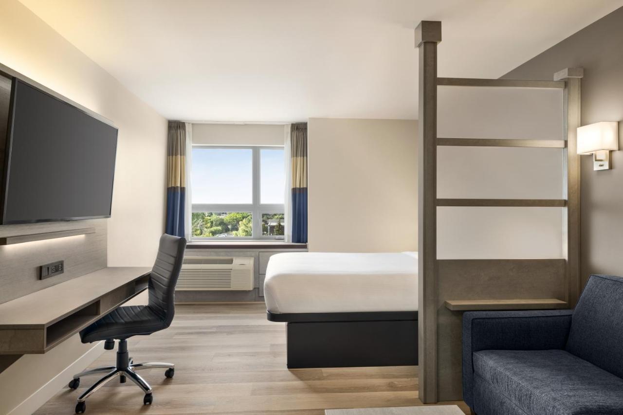 Microtel Inn & Suites Dorval Qc Bagian luar foto