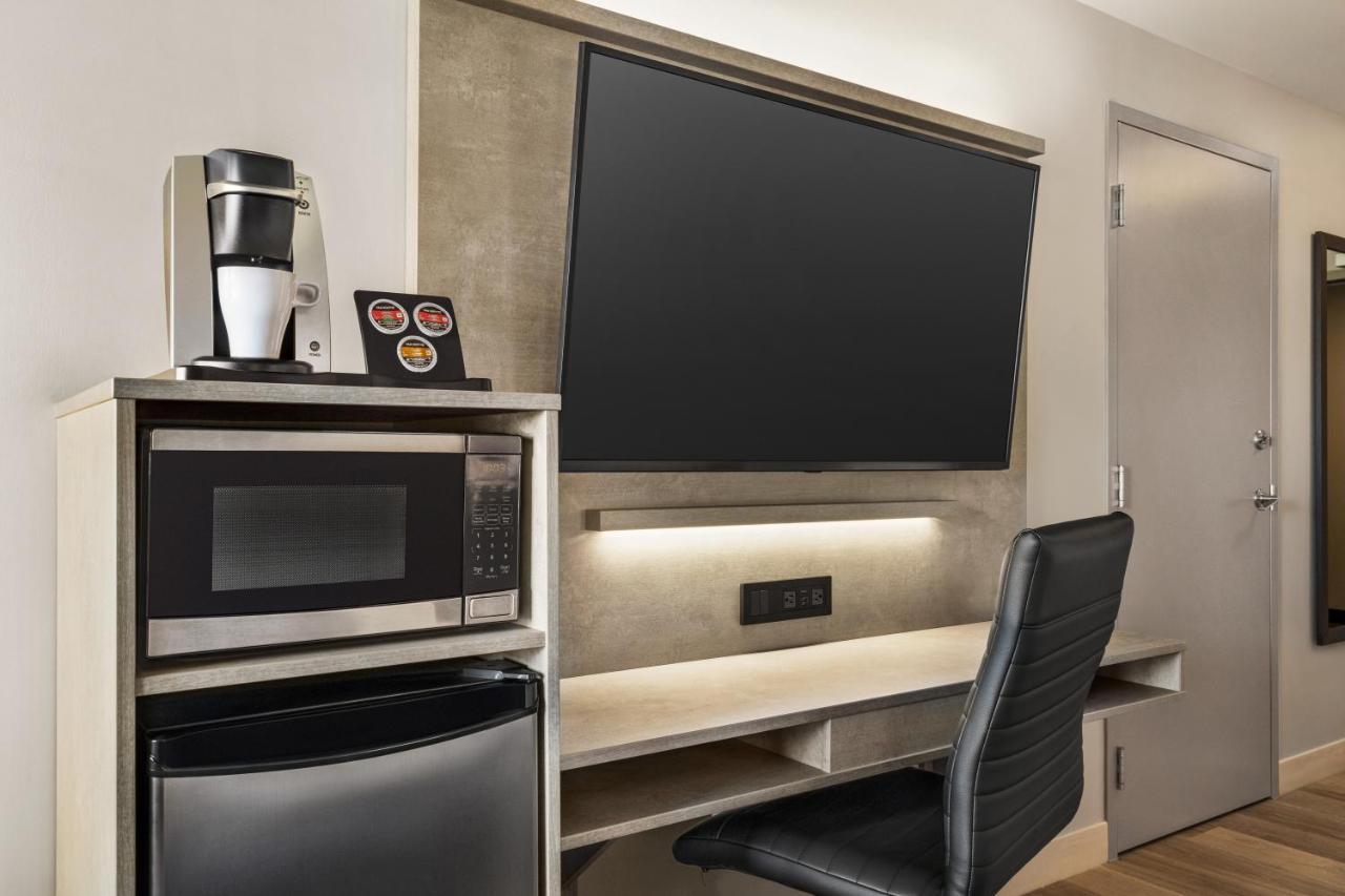 Microtel Inn & Suites Dorval Qc Bagian luar foto