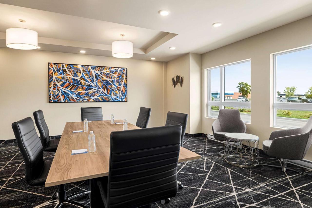 Microtel Inn & Suites Dorval Qc Bagian luar foto