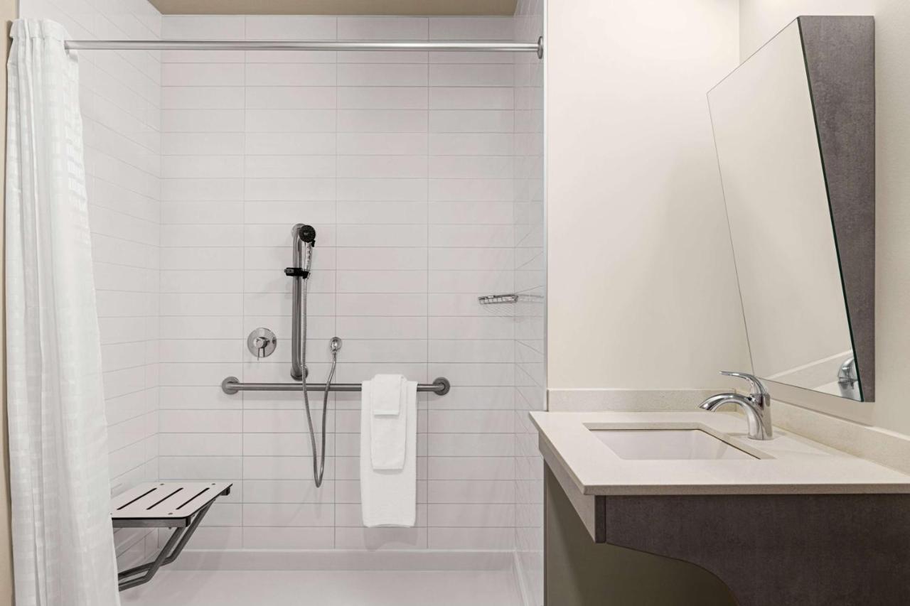 Microtel Inn & Suites Dorval Qc Bagian luar foto
