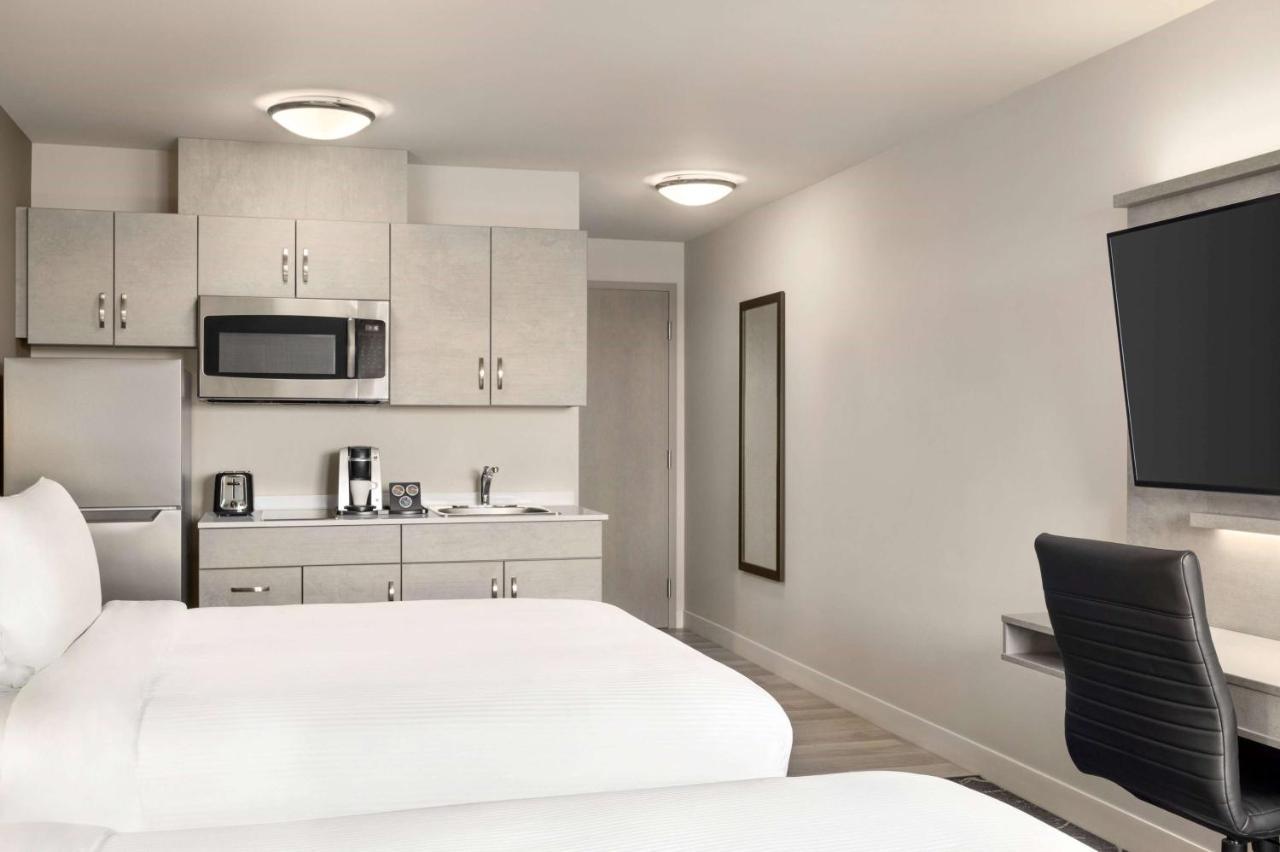 Microtel Inn & Suites Dorval Qc Bagian luar foto