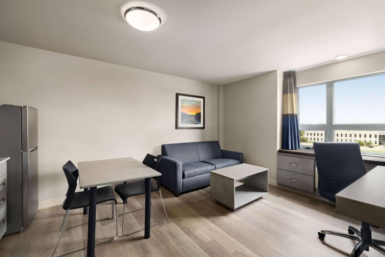 Microtel Inn & Suites Dorval Qc Bagian luar foto