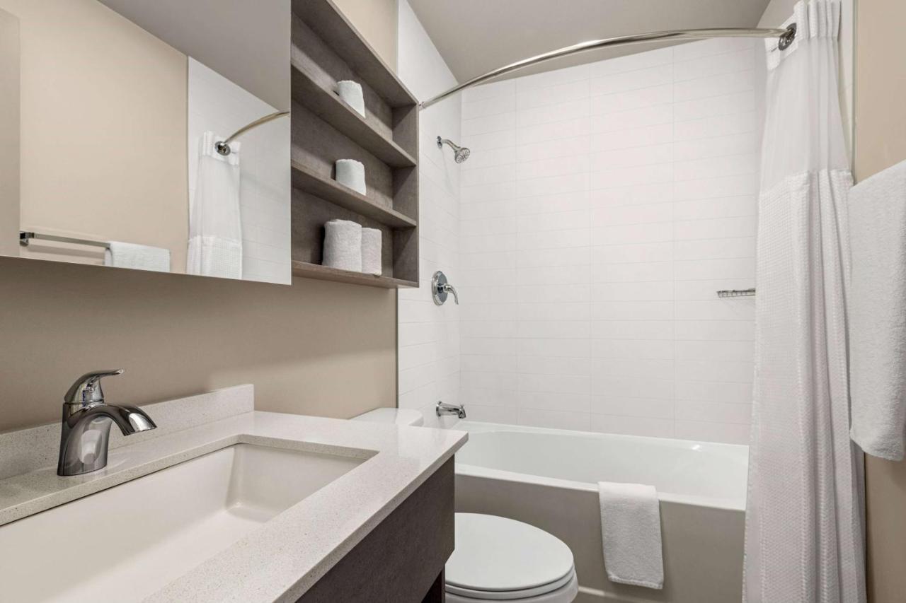 Microtel Inn & Suites Dorval Qc Bagian luar foto