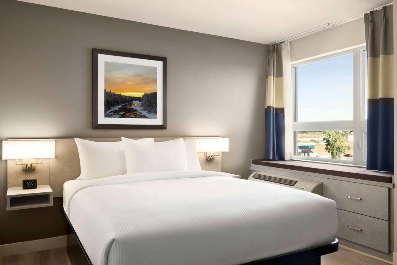Microtel Inn & Suites Dorval Qc Bagian luar foto