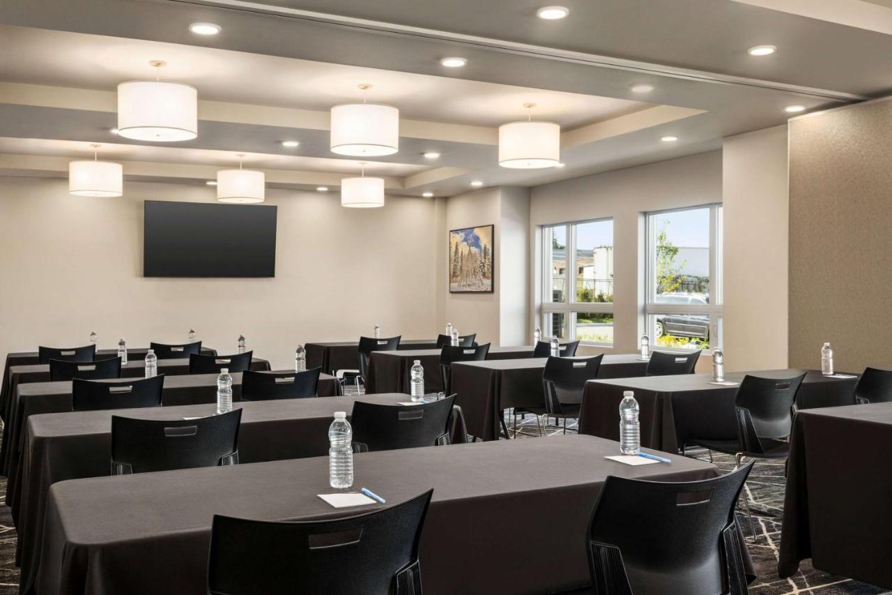 Microtel Inn & Suites Dorval Qc Bagian luar foto
