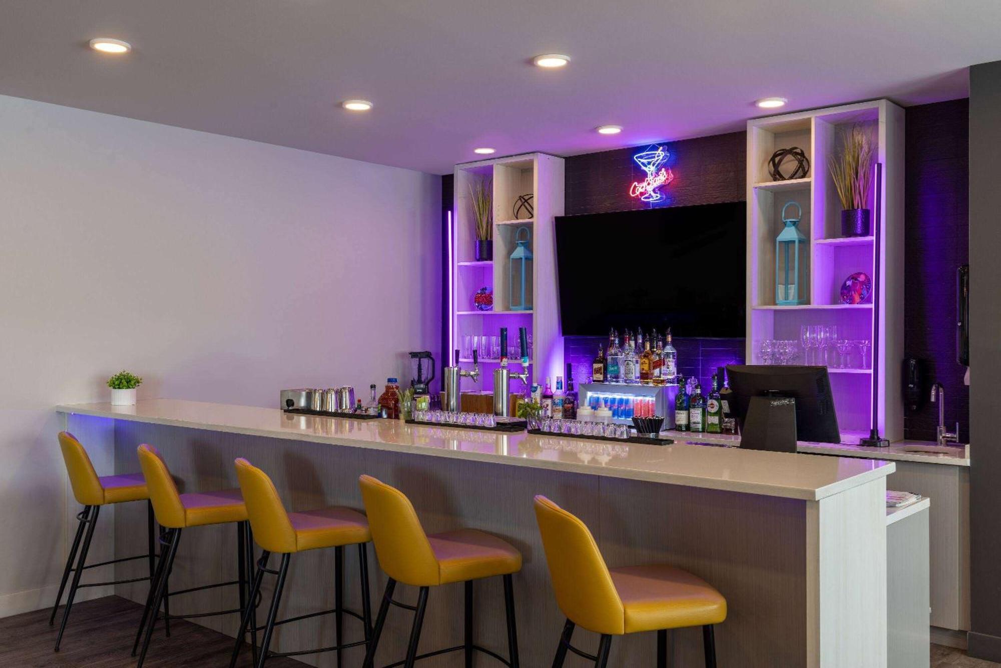 Microtel Inn & Suites Dorval Qc Bagian luar foto