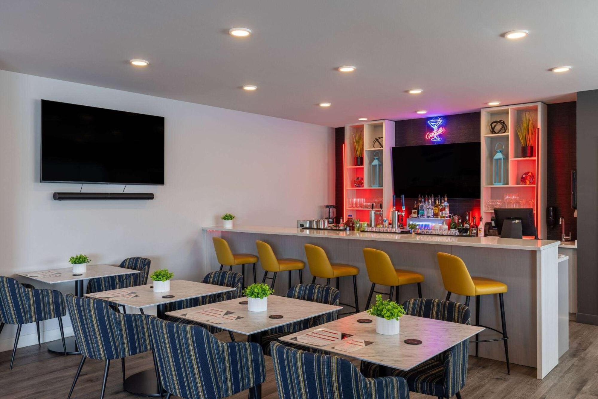 Microtel Inn & Suites Dorval Qc Bagian luar foto