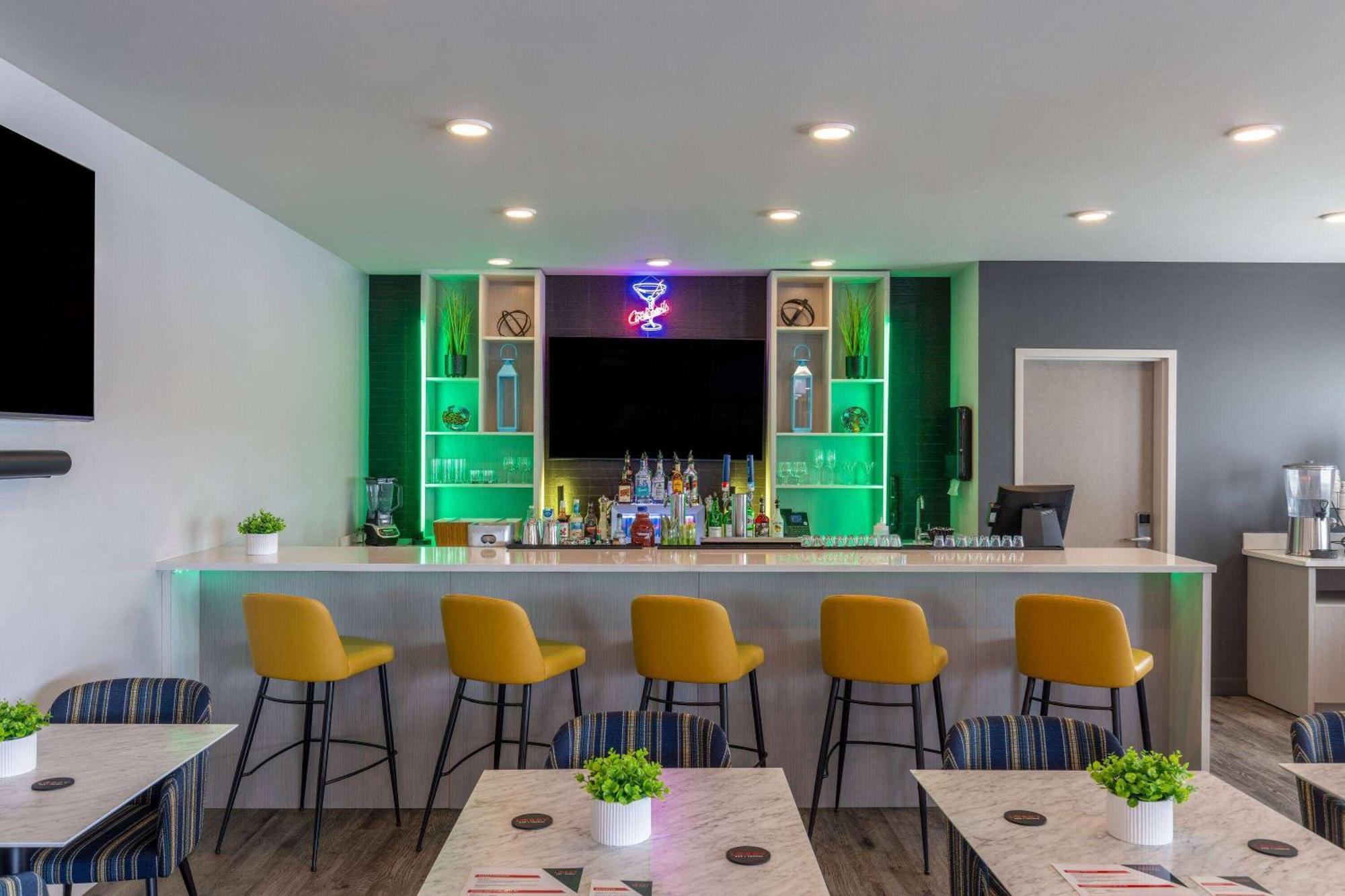 Microtel Inn & Suites Dorval Qc Bagian luar foto